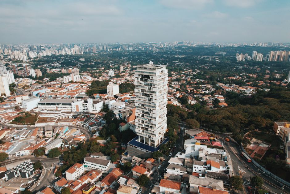 Arquiteto trabalhando no projeto com auxílio do chatbot